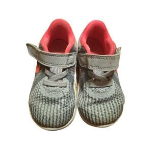 Nike tennis shoes children girls gray with pink design